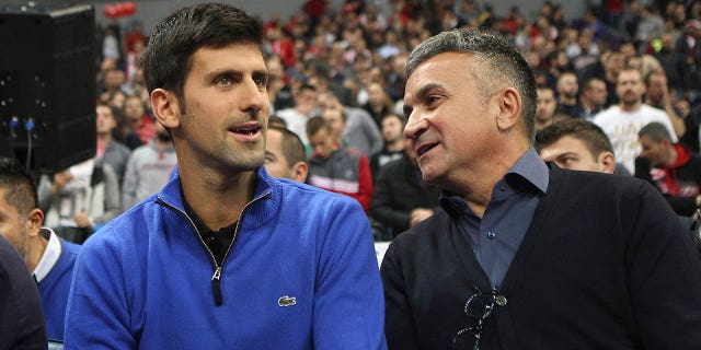 Le joueur de tennis serbe Novak Djokovic, à gauche, assiste au match de la saison régulière 2017/2018 de l'EuroLeague de Turkish Airlines entre Crvena Zvezda mts Belgrade et le CSKA Moscou avec son père Srdjan Djokovic à Kombank Arena le 15 novembre 2017 à Belgrade, en Serbie.