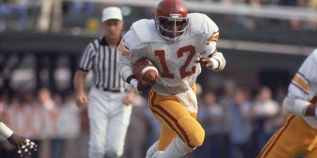 Fútbol americano universitario: USC Charles White (12) en acción, corriendo contra Alabama.  Birmingham, AL 23/09/1978 