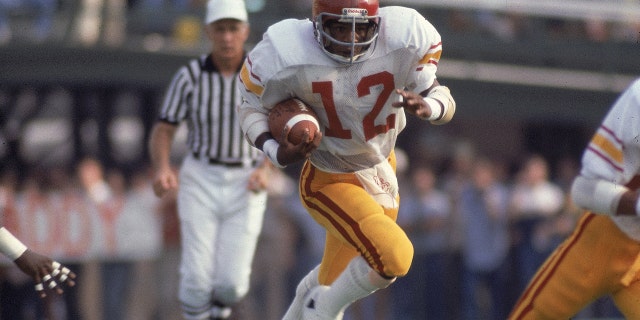 Kolej Futbolu: USC'den Charles White (12) iş başında, Alabama'ya karşı Rushing. Birmingham, AL 23/9/1978