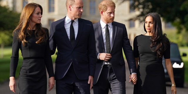 Catherine, princesse de Galles, le prince William, le prince Harry et Meghan Markle lors de la longue promenade au château de Windsor le 10 septembre 2022 à Windsor, en Angleterre.