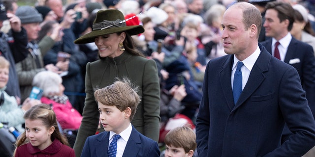 Le prince William et Catherine, princesse de Galles avec leurs enfants le prince George, la princesse Charlotte et le prince Louis, assistent au service du jour de Noël à l'église St Mary Magdalene le 25 décembre 2022 à Sandringham, Norfolk.