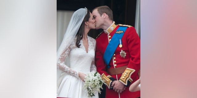 Catherine, duchesse de Cambridge et le prince William, duc de Cambridge sur le balcon du palais de Buckingham, après leur mariage à l'abbaye de Westminster le 29 avril 2011 à Londres.