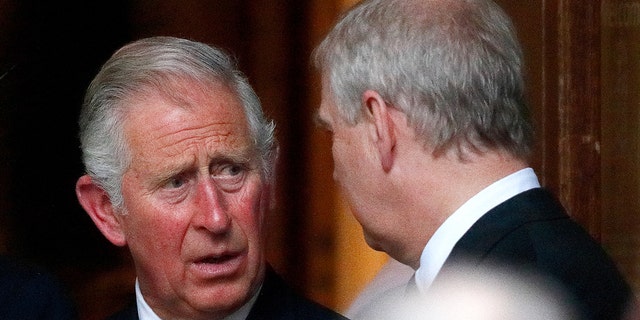 Les experts royaux ont souligné que le roi Charles III (à gauche) a longtemps aspiré à une monarchie réduite.
