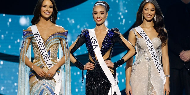Miss Univers R'Bonney Gabriel dit que les allégations de truquage étaient "blessantes": "Je me concentre sur le succès" 4 De gauche à droite, Miss Venezuela Amanda Dudamel, Miss USA R'Bonney Gabriel et Miss République dominicaine Andreína Martínez prennent la parole lors du 71e concours Miss Univers au New Orleans Morial Convention Center.