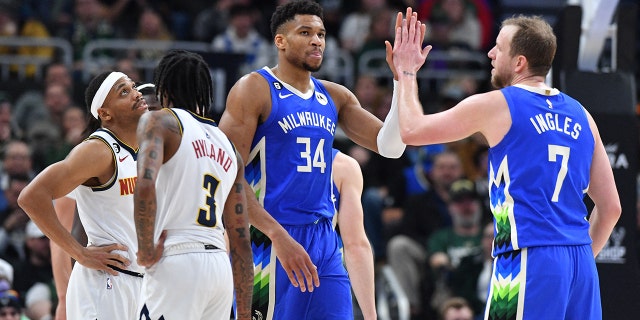 El alero de los Milwaukee Bucks, Giannis Antetokounmpo (34), protege a Joe Ingles en la segunda mitad en el Fiserv Forum el 25 de enero de 2023 en Milwaukee.