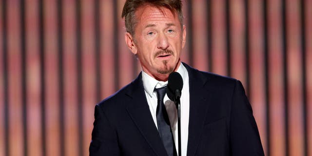 Sean Penn introduced Ukrainian President Volodymyr Zelenskyy at Tuesday's Golden Globes.