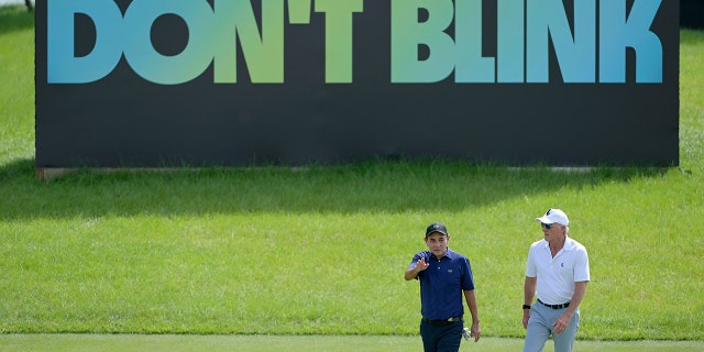 Sarath Ratanavadi, a la izquierda, director ejecutivo de Gulf Energy Development, camina con Greg Norman, comisionado de LIV Golf, antes del LIV Golf Invitational - Bangkok el 6 de octubre de 2022, en Pathum Thani, Tailandia.