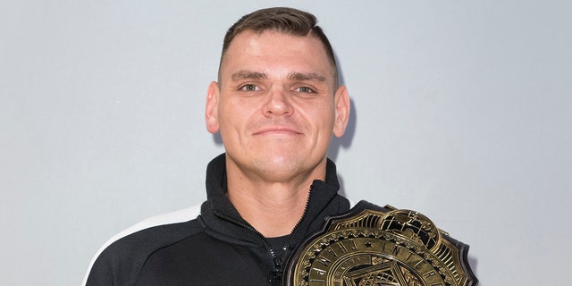 Gunther, del establo europeo de lucha libre profesional Imperium, asiste a una fotollamada durante el Show en vivo de la WWE en Westfalenhalle el 1 de noviembre de 2022 en Dortmund, Alemania.