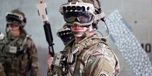 Prajurit memakai prototipe Sistem Augmentasi Visual Terpadu Angkatan Darat AS dan menggunakan Pelatih Virtual Skuad yang imersif selama acara uji lingkungan pelatihan di Soldier Touchpoint ketiganya di Fort Pickett, Va., 21 Oktober 2020.