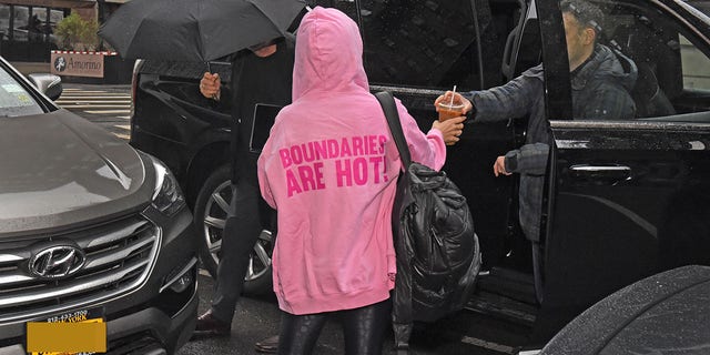 Hilaria Baldwin komt thuis met Alec Baldwin in een roze hoodie 