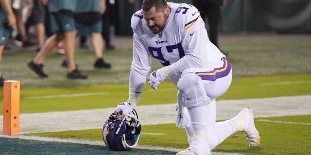 El tackle defensivo de los Minnesota Vikings, Harrison Phillips, #97, se arrodilla durante el partido entre los Minnesota Vikings y los Philadelphia Eagles el 19 de septiembre de 2022 en el Lincoln Financial Field de Filadelfia.