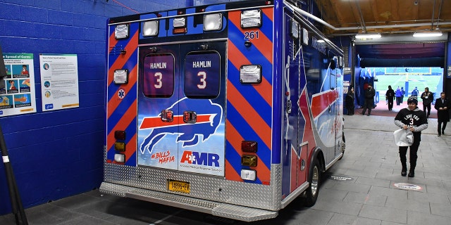 Una ambulancia de rescate estacionada en el túnel del estadio muestra su apoyo a Damar Hamlin antes de los Buffalo Bills del domingo.