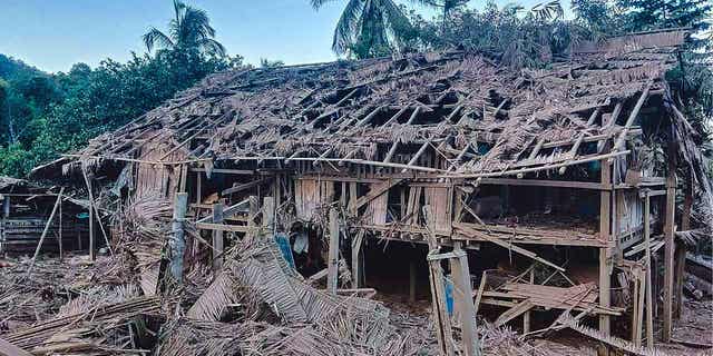Huizen zijn verwoest door militaire luchtaanvallen in de oostelijke deelstaat Karen, op 13 januari 2023. Luchtaanvallen deze week door het leger van Myanmar op dorpen die grotendeels worden bewoond door de etnische minderheid Karen hebben twee kerken verwoest en een aantal burgers gedood.