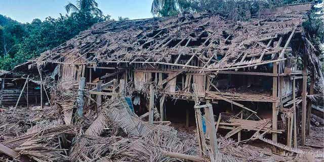 Huizen zijn verwoest door militaire luchtaanvallen in de oostelijke deelstaat Karen, op 13 januari 2023. Luchtaanvallen deze week door het leger van Myanmar op dorpen die grotendeels worden bewoond door de etnische minderheid Karen hebben twee kerken verwoest en een aantal burgers gedood.