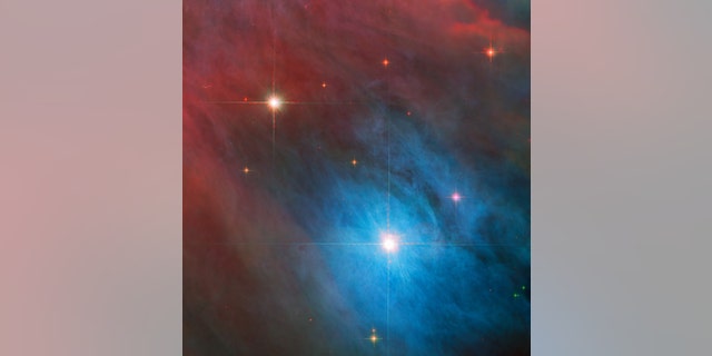 NASA/ESA हबल स्पेस टेलीस्कॉप से ​​ली गई इस छवि में चमकीला परिवर्तनशील तारा V 372 ओरियोनिस केंद्र में आता है।