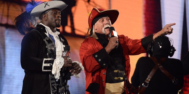 11 de abril de 2021; Tampa, Flórida, EUA; Titus O'Neil (à esquerda) e Hulk Hogan se dirigem à multidão durante a WrestleMania 37 na Raymond James Arena.