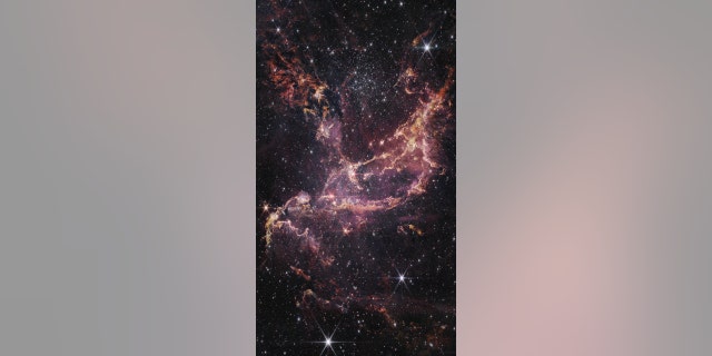 NGC 346, zobrazená zde na tomto snímku z kosmického dalekohledu NASA Jamese Webba, je dynamická hvězdokupa umístěná v mlhovině vzdálené 200 000 světelných let.