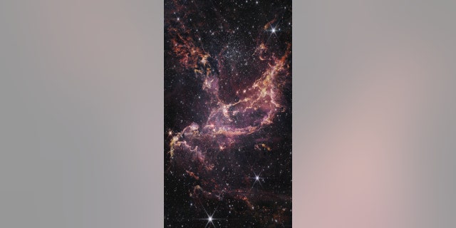 NGC 346, hier in diesem Bild des James-Webb-Weltraumteleskops der NASA zu sehen, ist ein dynamischer Sternhaufen, der sich in einem 200.000 Lichtjahre entfernten Nebel befindet.