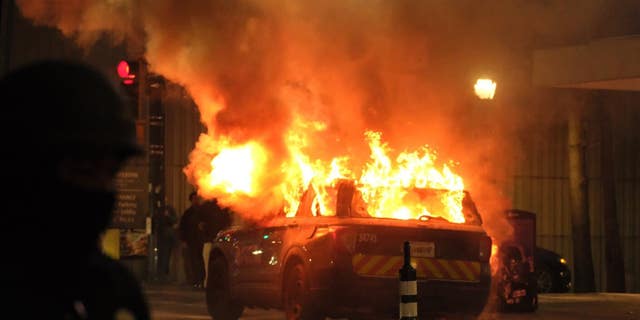 Membakar SUV Departemen Kepolisian Atlanta selama protes akhir pekan.  Gubernur Georgia Brian Kemp mengeluarkan keadaan darurat untuk mengantisipasi lebih banyak kerusuhan akhir pekan ini. 