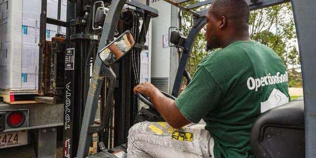 Operation Good entrega agua a los residentes de Jackson.