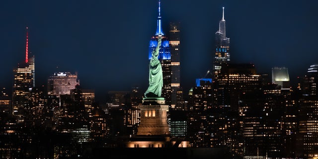 La ciudad de Nueva York con la Estatua de la Libertad en primer plano.
