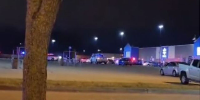 Polisi berkumpul di lokasi penembakan di toko Walmart di Evansville, Indiana.