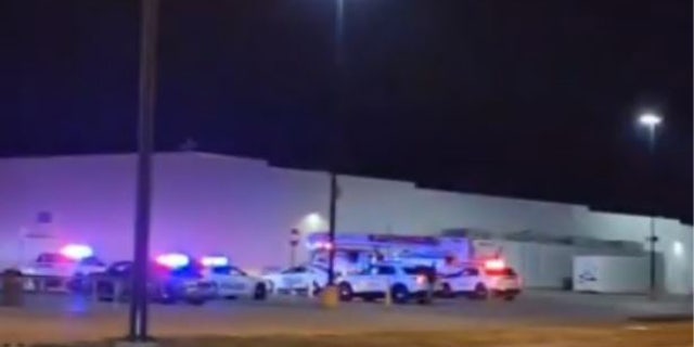 De politie van Evansville zei dat de verdachte werd neergeschoten en gedood nadat hij het vuur had geopend op agenten in een Walmart-winkel.