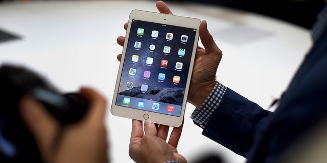 Un miembro de los medios muestra un iPad Mini 3 de Apple Inc. para una fotografía después del anuncio de un producto en Cupertino, California, EE. UU., el jueves 16 de octubre de 2014. 