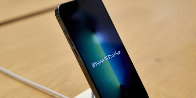 Ponsel pintar Apple iPhone 13 Pro berwarna hijau saat peluncuran penjualan di toko utama Apple Inc. di New York, AS, pada Jumat, 18 Maret 2022. 