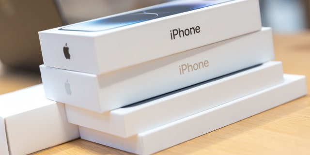 Apple iPhone 14 Pro Max dijual di toko Fifth Avenue perusahaan di New York, pada Jumat, 16 September 2022.