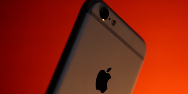 Bagian belakang iPhone 6 terlihat pada 25 Oktober 2017.
