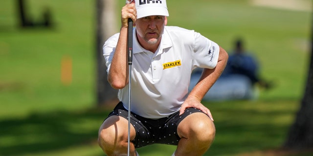 El capitán del equipo Ian Poulter de Majesticks GC se prepara para jugar en el hoyo 16 durante el LIV Golf Invitational - Semifinales de Miami en el Trump National Doral Miami el 29 de octubre de 2022 en Doral, Florida.