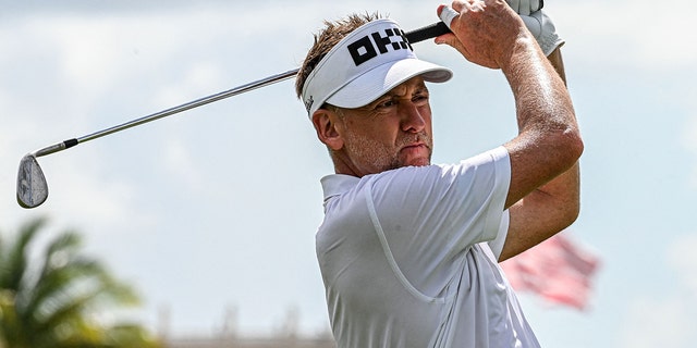 El golfista británico Ian Poulter juega su tiro durante las semifinales del LIV Golf Invitational Miami 2022 en el Trump National Doral Miami Golf Club en Miami el 29 de octubre de 2022. 