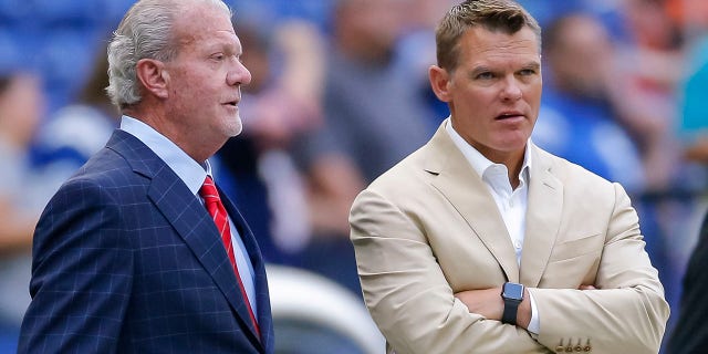 El propietario de los Indianapolis Colts, Jim Irsay, a la izquierda, y el gerente general, Chris Ballard, observan los calentamientos previos al juego antes de un juego de pretemporada contra los Chicago Bears en el Lucas Oil Stadium el 24 de agosto de 2019 en Indianápolis.