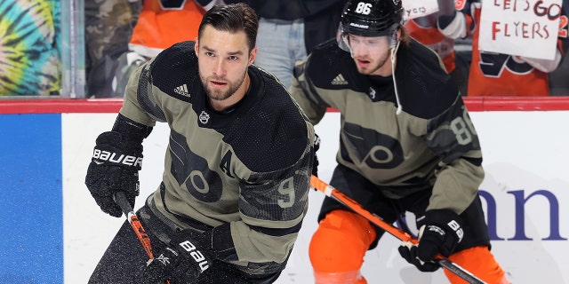 Ivan Provorov, izquierda, y Joel Farabee de los Philadelphia Flyers patinan durante los calentamientos antes de su partido contra los Toronto Maple Leafs en el Wells Fargo Centre de Filadelfia el 10 de noviembre de 2021.