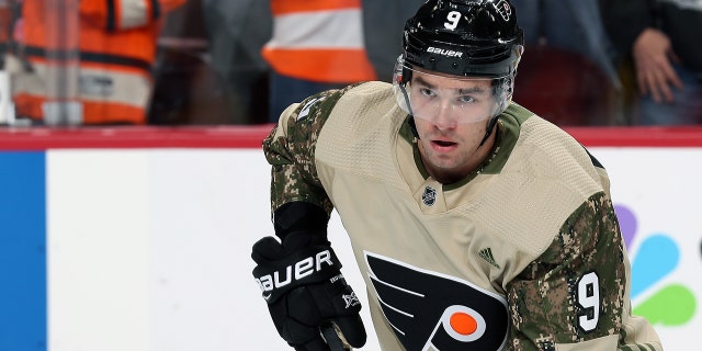 Ivan Provorov, de los Philadelphia Flyers, con una camiseta de camuflaje en honor a la Noche de Apreciación Militar, se calienta antes de un partido contra Minnesota Wild en el Wells Fargo Center de Filadelfia el 11 de noviembre de 2017.