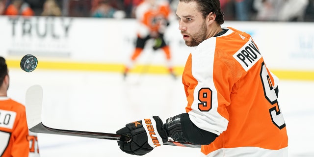 Ivan Provorov de Philadelphia Flyers patina durante los calentamientos antes del partido de los Sharks en el SAP Center el 29 de diciembre de 2022 en San José, California.