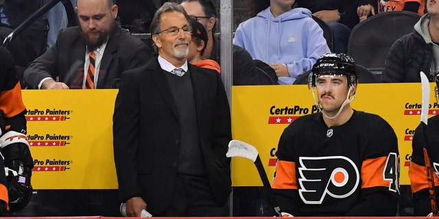 13 de noviembre de 2022;  Filadelfia, Pensilvania, Estados Unidos;  El entrenador en jefe de los Philadelphia Flyers, John Tortorella, observa durante un partido contra los Dallas Stars en el Wells Fargo Center. 