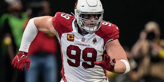 El ala defensiva de los Arizona Cardinals, JJ Watt (99), corre hacia el backfield de los Atlanta Falcons durante la primera mitad de un partido de fútbol americano de la NFL, el domingo 1 de enero de 2023, en Atlanta. 