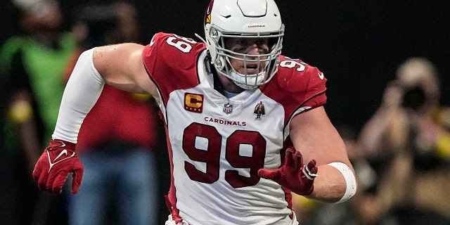 एरिजोना कार्डिनल्सको रक्षात्मक अन्त्य JJ वाट (99) एक NFL फुटबल खेलको पहिलो हाफमा, आइतवार, जनवरी 1, 2023, एट्लान्टामा एटलान्टा फाल्कन्स ब्याकफिल्डमा दौडदै।