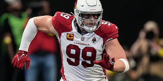 El ala defensiva de los Arizona Cardinals, JJ Watt (99), corre hacia el backfield de los Atlanta Falcons durante la primera mitad de un partido de fútbol americano de la NFL, el domingo 1 de enero de 2023, en Atlanta.