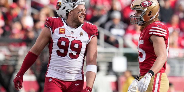 El ala defensiva de los Arizona Cardinals, JJ Watt, sonríe mientras conversa con el ala cerrada de los San Francisco 49ers, George Kittle, en Santa Clara, California, el 8 de enero de 2023.