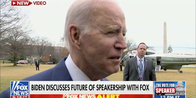 Biden tiene un incómodo intercambio con un reportero sobre no asistir al funeral del Papa Benedicto