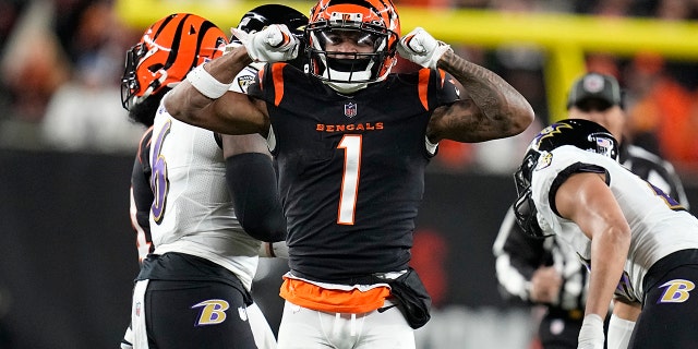 El receptor abierto de los Cincinnati Bengals, Ja'Marr Chase, celebra un primer intento en la primera mitad de un partido de playoffs de la NFL contra los Baltimore Ravens en Cincinnati, el domingo 15 de enero de 2023.