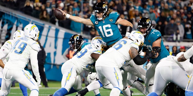 Chargers' Khalil Mack says historic playoff collapse seemed 'like a nightmare' 3 Trevor Lawrence dives for a two point conversion