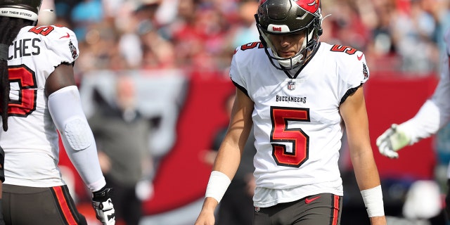 1 de enero de 2023;  Tampa, Florida, Estados Unidos;  El pateador de despeje de los Tampa Bay Buccaneers, Jake Camarda (5), mira hacia abajo después de fallar la canasta contra los Carolina Panthers durante la primera mitad en el Estadio Raymond James.