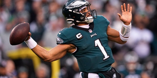 El mariscal de campo de los Philadelphia Eagles, Jalen Hurts, pasa durante la primera mitad del juego de campeonato de la NFC contra los San Francisco 49ers, el 29 de enero de 2023, en Filadelfia.