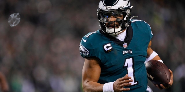 Le quart-arrière des Eagles de Philadelphie Jalen Hurts court pour un touché contre les Giants de New York lors de la première moitié d'un match éliminatoire de la ronde divisionnaire de la NFL le 21 janvier 2023 à Philadelphie. 