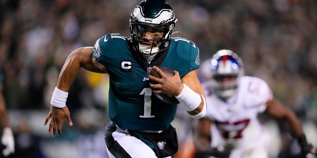 El mariscal de campo de los Eagles, Jalen Hurts, corre contra los Giants de Nueva York en el Lincoln Financial Field, el sábado 21 de enero de 2023, en Filadelfia.