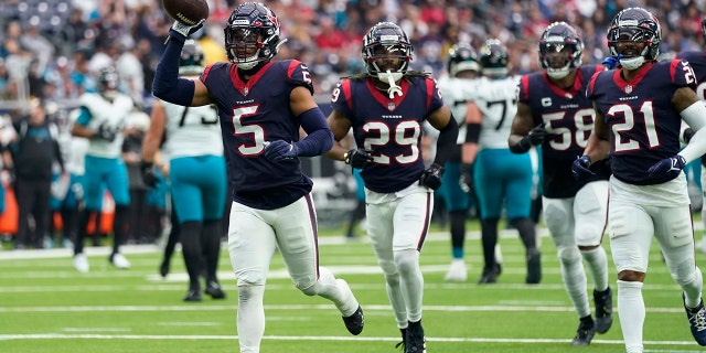 El profundo de los Texans, Jalen Pitre, celebra su intercepción ante los Jacksonville Jaguars en Houston, el domingo 1 de enero de 2023.